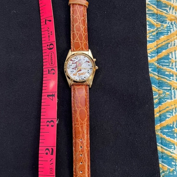 Ladies watch. Tasmanian Devil. Music plays cartoon intro - Picture 3 of 4